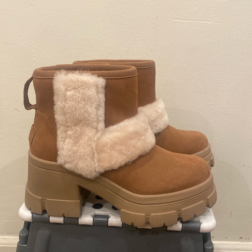 NIB UGG WOMEN'S SUNBURST BROOKLEN‎ PLATFORM SUEDE SHEARLING LINED ANKLE BOOTIES